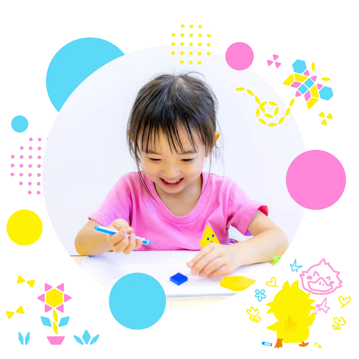 ピンクのTシャツを着た子どもが、青いペンを持って楽しそうにお絵かきをしている丸い写真。写真のまわりにはピンク、水色、黄色のカラフルな図形や蝶々、花のモチーフが散りばめられている。右下にはダックがお絵描きしている後ろ姿のイラストがある