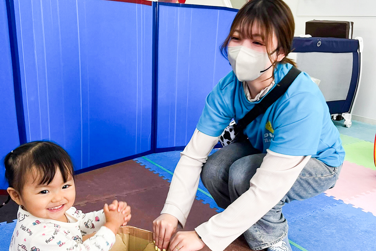 先生が子どもと遊んでいる写真。