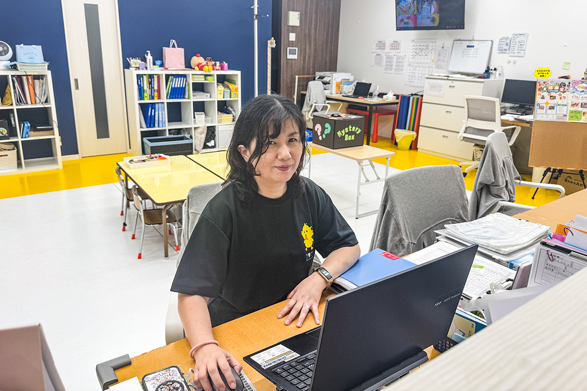 教室内でパソコン操作をする先生の写真